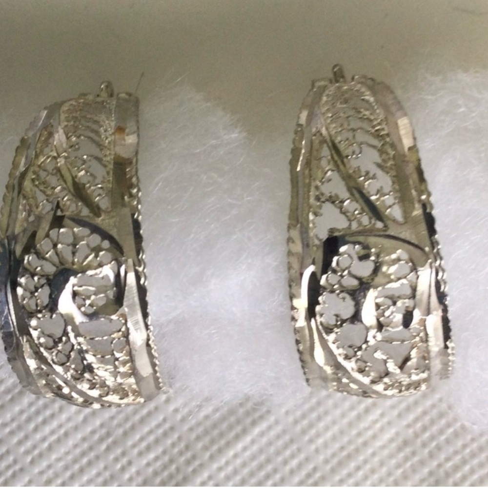 Woman’s Sliver Pierced Hoop Earrings NWOT # 4